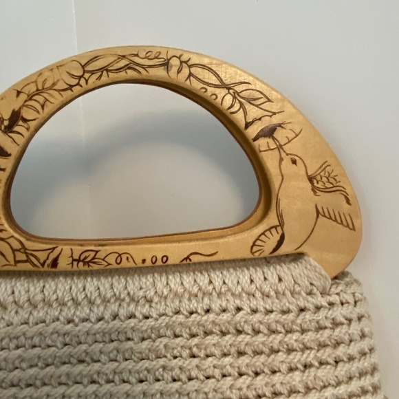 𝅺VINTAGE style knit purse, wood handles with bird and flower motif - Picture 4 of 10